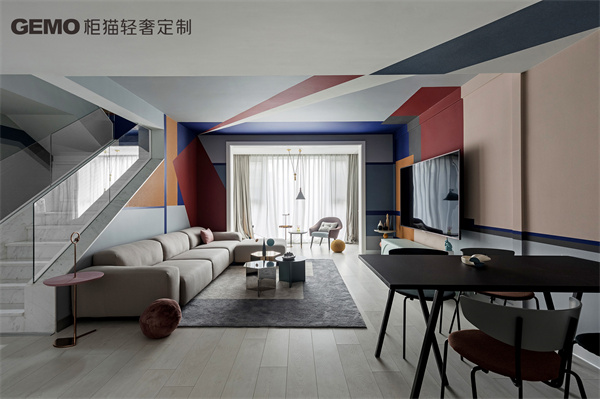 輕奢定制加盟選品牌還是當(dāng)?shù)丶庸S？